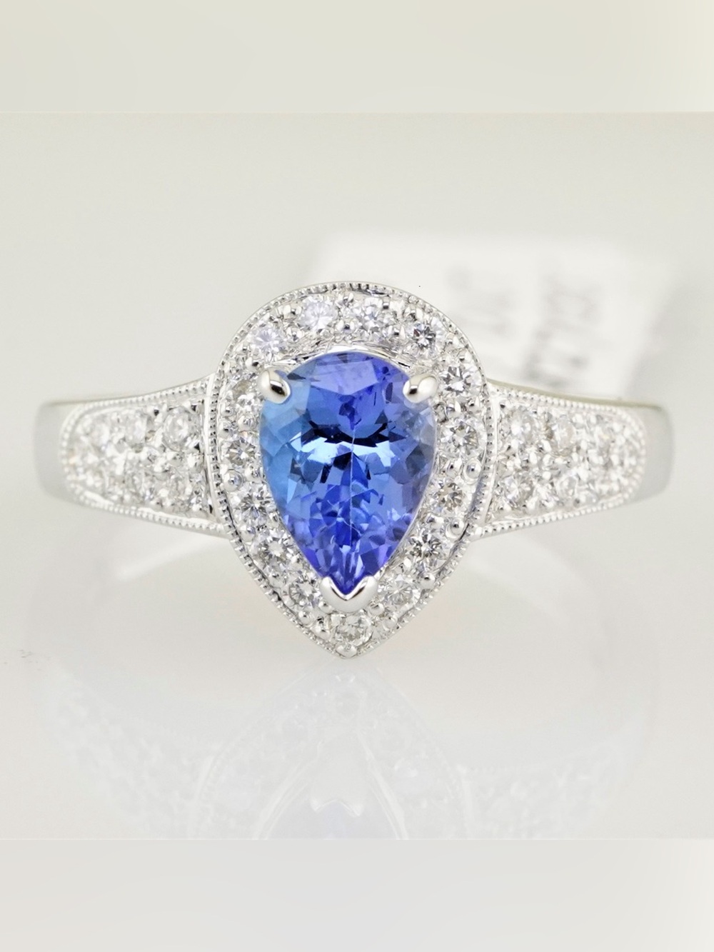 Solid 18k natural tanzanite and diamond ring